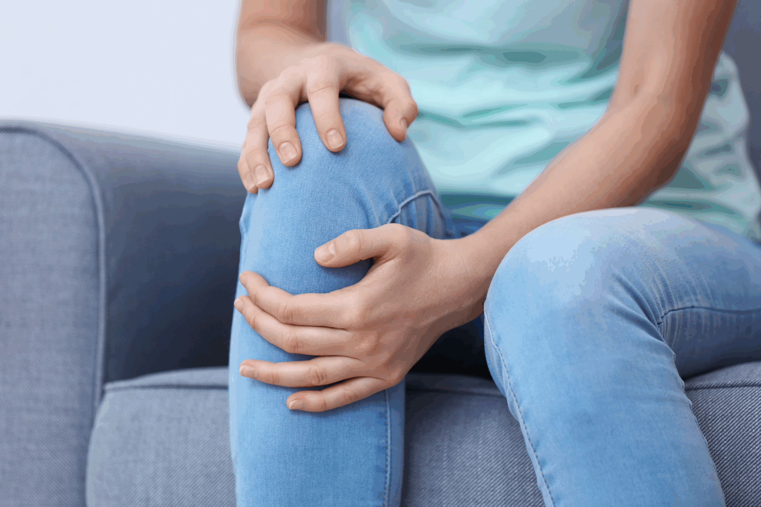 膝の痛みに悩むイメージ